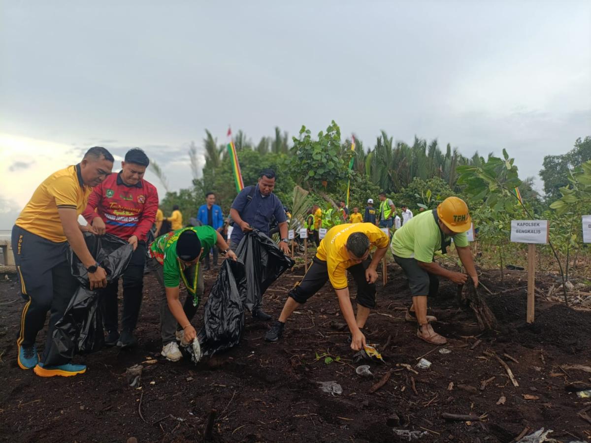 Sambut Hari Bhayangkara ke-80, Polres Bengkalis Tanam Mangrove dan Bersihkan Pantai Meskom